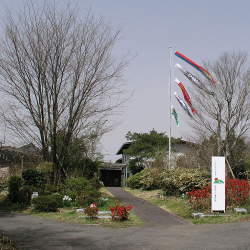 いわむらかずお絵本美術館のアプローチに立ったポール